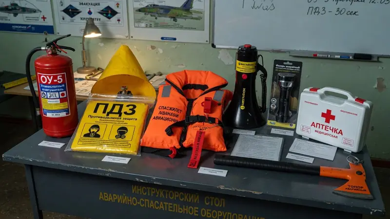 Комплект аварийно-спасательного оборудования на столе инструктора